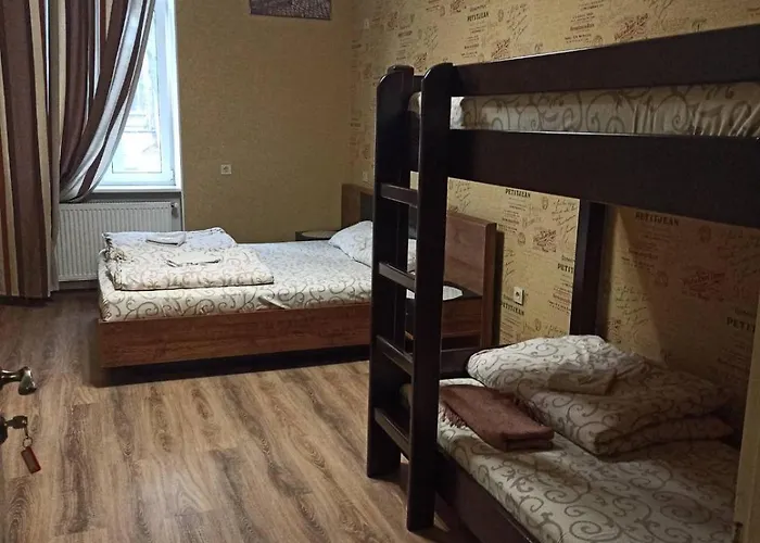 Apartamento для 15 осіб,15 хв пішки від жд вокзалу Leópolis